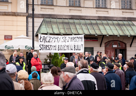 Banner mit łączymy Się Z Naszymi Starszymi Braćmi w Bulu, Polen; Warschau; 03 November; 2013 Stockfoto