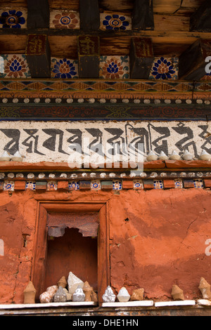 Bhutan, Paro-Tal, Tachog Lhakang Dzong, Haufen von kleinen Chorten Angebote Stockfoto