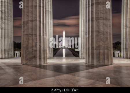 Das Washington Monument spiegelt sich in der Lincoln Memorial Reflecting Pool, wie von innen Lincoln Memorial vor Sonnenaufgang in Washington, DC angesehen. Stockfoto