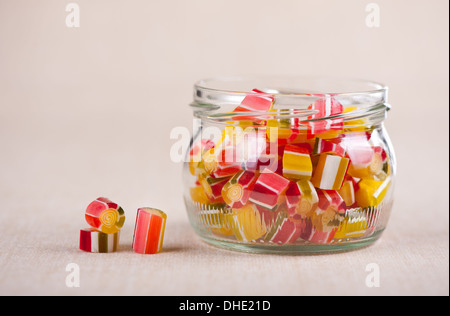 Glas voll von Frutti Zucker Bonbons Stockfoto