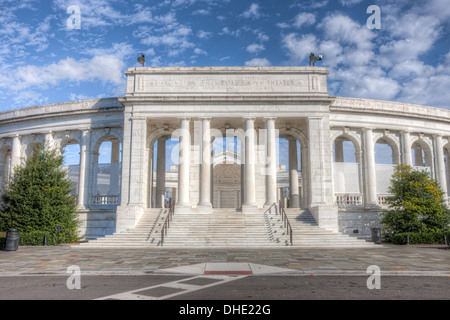 Arlington Memorial Amphitheater sitzt bei teilweise bewölktem Himmel an einem warmen Herbstnachmittag leer. Stockfoto