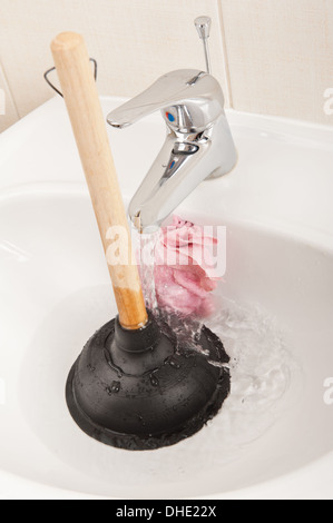 Schwarz-Tool Spüle Kolben im Waschbecken im Bad Stockfoto