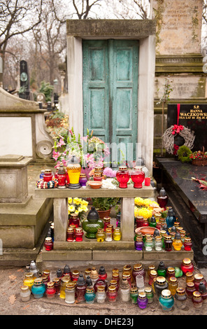 Kerzen am Grab und Mauerwerk Tür in Warschau Stockfoto