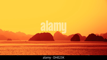 Ha Long Bay bei Sonnenuntergang in Vietnam Stockfoto