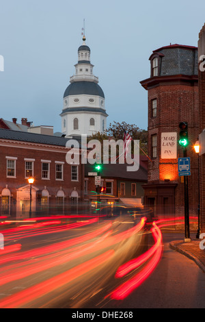 Verkehr auf Kirche Kreis in Annapolis, Maryland schafft Lichtstreifen vor der Maryland State House und Maryland Inn. Stockfoto