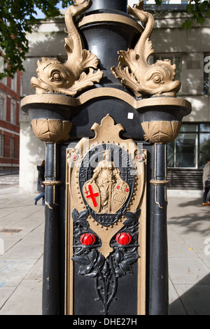 Reich verzierte Laterne mit Britannia Wappen und Stör/Dolphin Dekoration, Victoria Embankment, London, UK. Stockfoto