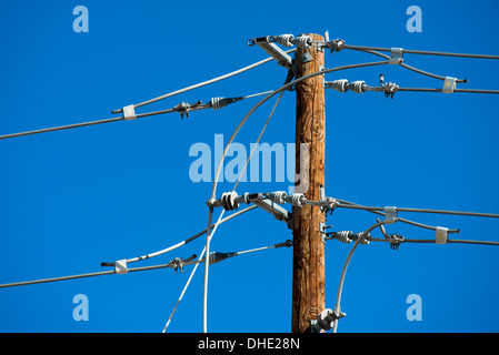 Detailliertes Bild der elektrischen Leitungen und Anschlüsse auf einem hölzernen Pfosten Stockfoto