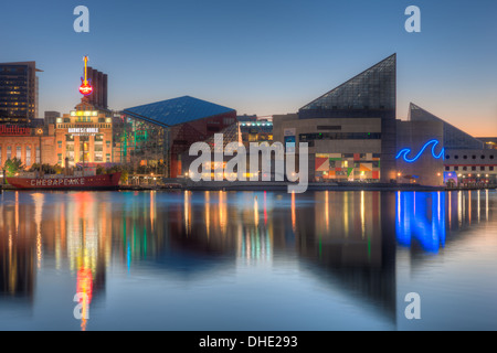 Das National Aquarium spiegelt sich in den Gewässern der Innenhafen während der letzten Stunde vor Sonnenaufgang in Baltimore, Maryland. Stockfoto