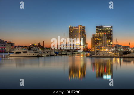 Die Baltimore Harbor East Entwicklung einschließlich Baltimore Marriott Waterfront Hotel und Legg Mason Gebäude in der Morgendämmerung. Stockfoto