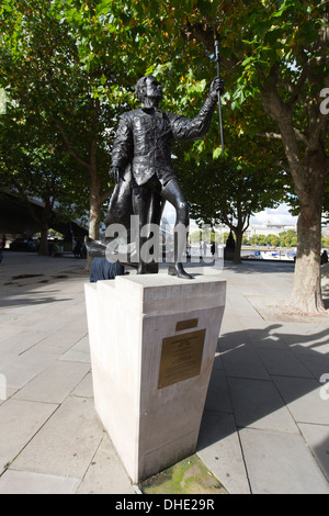 Statue von Sir Laurence Olivier als Hamlet außerhalb des Nationaltheaters von Bildhauer Angela Conner, South Bank, London, UK. Stockfoto