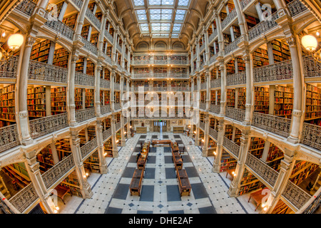 Das schöne Interieur des George Peabody Bibliothek, ein Teil der Johns Hopkins University in Baltimore, Maryland. Stockfoto