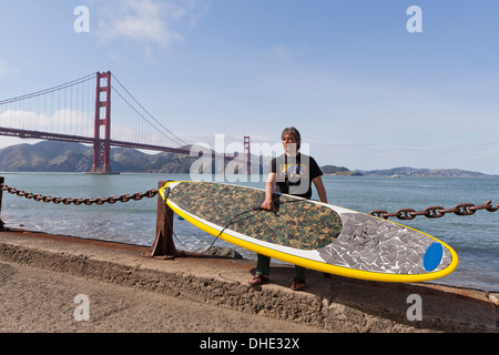 Paddleboard Surfer holding Board - San Francisco, Kalifornien, USA Stockfoto