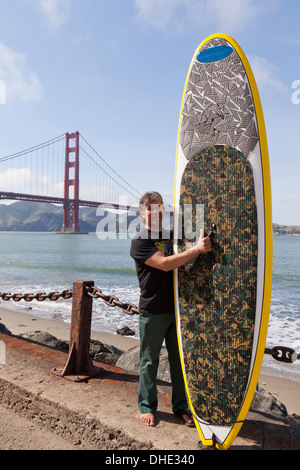 Paddleboard Surfer holding Board - San Francisco, Kalifornien, USA Stockfoto