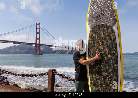 Paddleboard Surfer holding Board - San Francisco, Kalifornien, USA Stockfoto