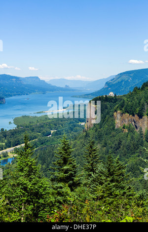 Blick über den Columbia River Gorge vom historic Columbia River Highway Blick in Crown Point und Vista House, Oregon, USA Stockfoto