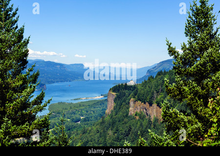 Blick über den Columbia River Gorge vom historic Columbia River Highway Blick in Crown Point und Vista House, Oregon, USA Stockfoto