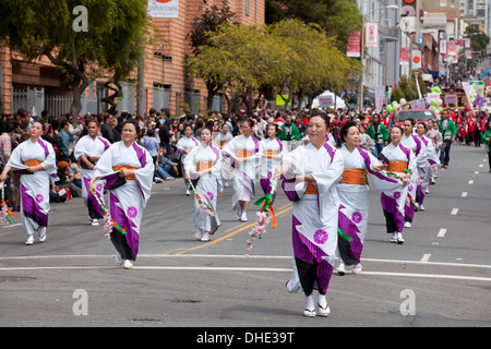 Japanisch-amerikanischen Tänzerinnen im Kimono auf Obon Summer Festival - San Francisco, Kalifornien, USA Stockfoto