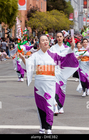 Japanisch-amerikanischen Tänzerinnen im Kimono auf Obon Summer Festival - San Francisco, Kalifornien, USA Stockfoto