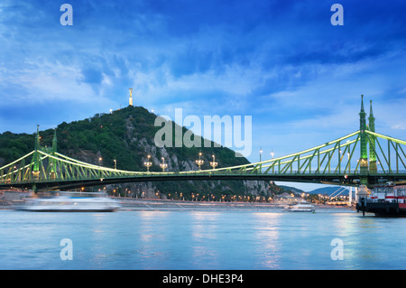 Freiheitsbrücke und Freiheitsstatue in Budapest, Ungarn. Stockfoto