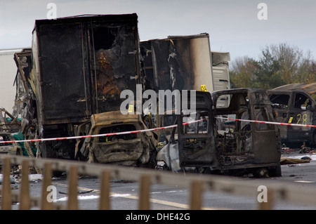 M5 Autobahnunfall und Unfall und Brand, an dem 34 Autos, Lieferwagen und Lastwagen beteiligt sind, Somerset, Großbritannien, in dem 7 Menschen im Nebel starben. Stockfoto