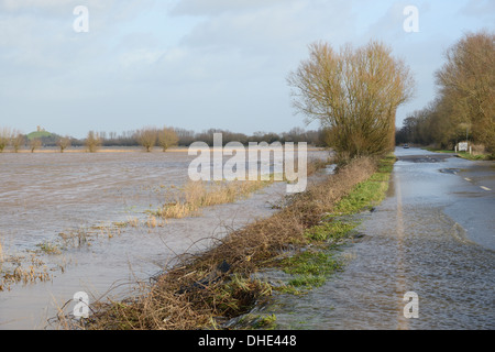 Stark überflutet A361 zwischen East Lyng und Burrowbridge über niedrigere Salz Moor nach Wochen der Starkregen, Somerset Levels, UK. Stockfoto