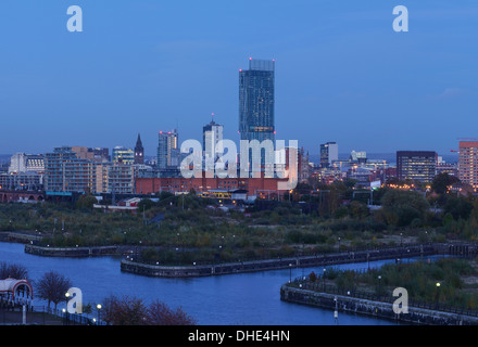 Manchester Stadtzentrum Skyline der Stadt in der Abenddämmerung, darunter das Rathaus und Beetham Tower Stockfoto