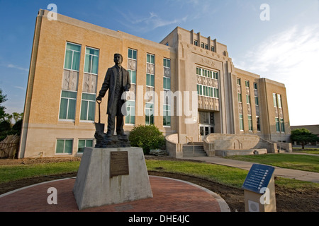 Statue von Washington E. Lindsey und Roosevelt County Courthouse, Portales, New Mexico, Vereinigte Staaten Stockfoto