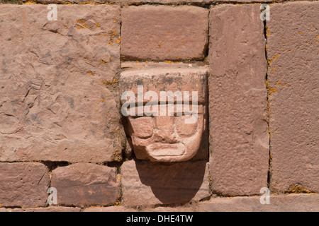 Geschnitzter Steinkopf Zapfen eingebettet in der Wand des Semi-subterranean Tempels, Tiwanaku, Abteilung La Paz, Bolivien Stockfoto