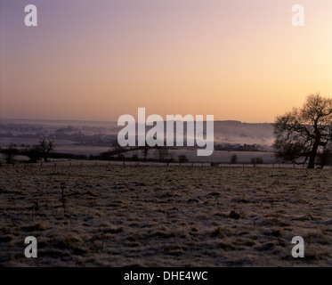 UK, Staffordshire, Rocester, Nebel am frühen Morgen über Rocester. Stockfoto