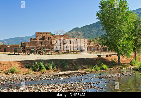 North House und Red Willow Creek, Taos Pueblo, New Mexico, USA Stockfoto