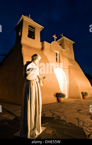 Kirche von San Francisco de Asis (ca. 1815) und St. Francis Statue, Taos, New Mexico, Vereinigte Staaten Stockfoto
