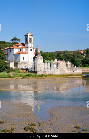 Niembro Bucht mit Kirche und Friedhof von Los Dolores bei Ebbe, in der Nähe von Llanes, Asturien, Spanien. Stockfoto