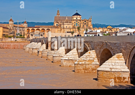 Römische Brücke über den Fluss Guadalquivir führt zu großen Moschee Mezquita in Córdoba, Spanien. Stockfoto