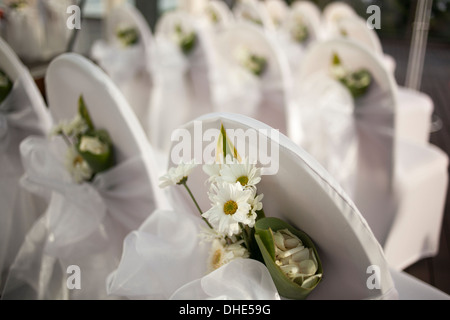 Hochzeit Stuhl Dekoration Blume rose weiß rosa Rezeption Krawatte gebunden kleine eleganten Schönheit schöne dekorative frische auffrischen Ehre Stockfoto