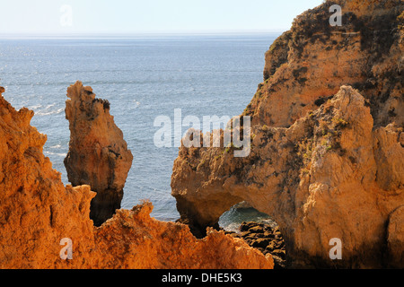 Verwitterte Sandsteinfelsen, Felsnadeln und Felsenbögen bei Ponta da Piedade, Lagos, Algarve, Portugal. Stockfoto