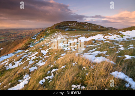 Die letzten verbleibenden Flecken von Schnee auf dem Herefordshire Leuchtfeuer fangen das Abendlicht. Stockfoto