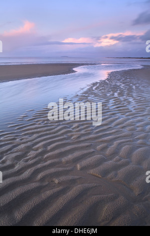 Burnham on Sea, England bei Ebbe bei Sonnenuntergang aufgenommen. Stockfoto