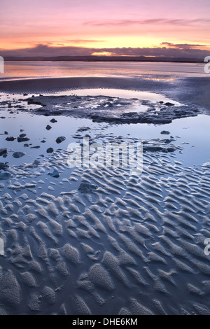 Burnham on Sea, England bei Ebbe bei Sonnenuntergang aufgenommen. Stockfoto