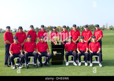Dublin, Ohio, USA. 2. Oktober 2013. 2013 US-Teamplayern Golf: Mitglieder des US-Teams (obere Reihe - L, R) des Kapitäns Assistant Jay Haas, Jason Dufner, Bill Haas, Webb Simpson, Kapitän Fred Couples, Jordan Spieth, Keegan Bradley, Brandt Snedeker, Kapitäns-Assistent Davis Love III, (untere Reihe - L, R) Zach Johnson, Matt Kuchar, Phil Mickelson, Tiger Woods, Steve Stricker und Hunter Mahan posieren für ein Mannschaftsfoto vor der Proberunde für den Presidents Cup im Muirfield Village Golf Club in Dublin , Ohio, Vereinigte Staaten von Amerika. © Thomas Anderson/AFLO/Alamy Live-Nachrichten Stockfoto
