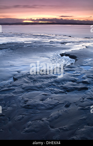 Burnham on Sea, England bei Ebbe bei Sonnenuntergang aufgenommen. Stockfoto