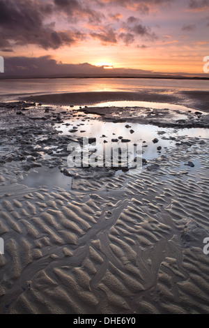 Burnham on Sea, England bei Ebbe bei Sonnenuntergang aufgenommen. Stockfoto