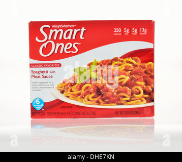 Gewicht-Beobachter klugen eingefroren Spaghetti mit Hackfleischsoße Fertiggerichte Abendessen in einer Verpackung auf weißem Hintergrund, ungeöffnet Ausschnitt. Stockfoto