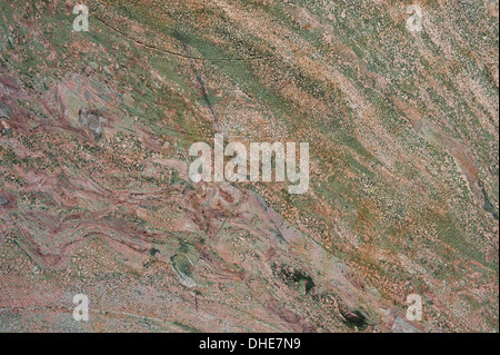 Textur des geschliffenen Natursteins mit Spuren von Werkzeugen Stockfoto