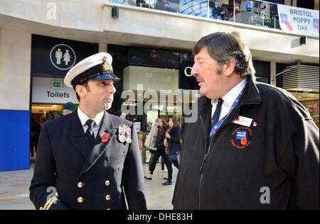 Bristol, UK, 7. November 2013. Die Royal British Legion und Freiwilligen im Cabot Circus Shopping Centre am Bristol Poppy Day aktiv. Bildnachweis: Sophie Merlo/Alamy Live News Stockfoto