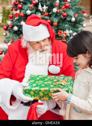 Santa Claus Geschenk für Mädchen Stockfoto