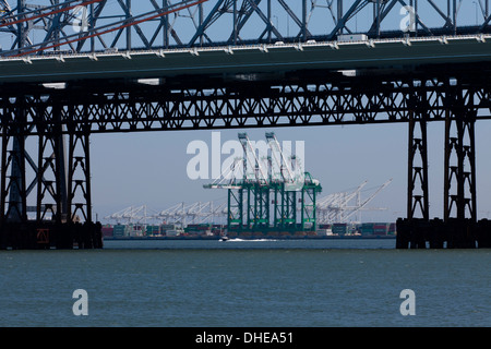 Portalkräne unter Bay Bridge - San Francisco, Kalifornien, USA Stockfoto