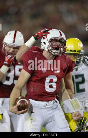 Palo Alto, CA, USA. 7. November 2013. 7. November 2013: Oregon Ducks Runningback De'Anthony Thomas bei einem 26-20 Pac-12 an der Stanford Kardinal in einem NCAA Football-Spiel in Stanford Stadium in Palo Alto, California.07 November 2013: Stanford Quarterback Kevin Hogan feiert seinen zweiten Quartal Touchdown laufen während der Kardinäle 26-20-Pac-12-Sieg über den Oregon Ducks eine NCAA Football-Spiel im Stanford Stadium in Palo Alto , California. © Csm/Alamy Live-Nachrichten Stockfoto