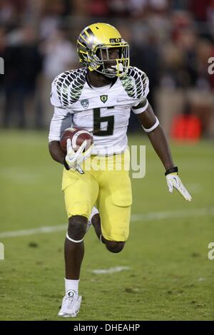 Palo Alto, CA, USA. 7. November 2013. 7. November 2013: Oregon Ducks Runningback De'Anthony Thomas bei einem 26-20 Pac-12 an der Stanford Kardinal in einem NCAA Football-Spiel in Stanford Stadium in Palo Alto, Kalifornien. © Csm/Alamy Live-Nachrichten Stockfoto