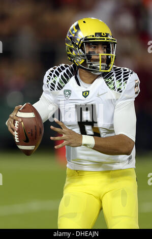 Palo Alto, CA, USA. 7. November 2013. 7. November 2013: Oregon Ducks quarterback Marcus Mariota bei einem 26-20 Pac-12 an der Stanford Kardinal in einem NCAA Football-Spiel in Stanford Stadium in Palo Alto, Kalifornien. © Csm/Alamy Live-Nachrichten Stockfoto