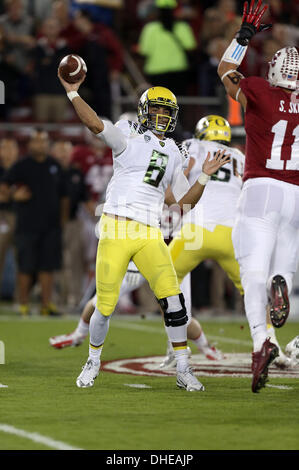 Palo Alto, CA, USA. 7. November 2013. 7. November 2013: Oregon Ducks quarterback Marcus Mariota bei einem 26-20 Pac-12 an der Stanford Kardinal in einem NCAA Football-Spiel in Stanford Stadium in Palo Alto, Kalifornien. © Csm/Alamy Live-Nachrichten Stockfoto